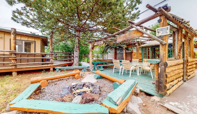 Rustic retreat with stellar shared amenities in Cedaredge