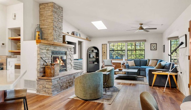 Sagewood Cottage: A private home with comfort, style, amazing amenities, and Tranquil location!