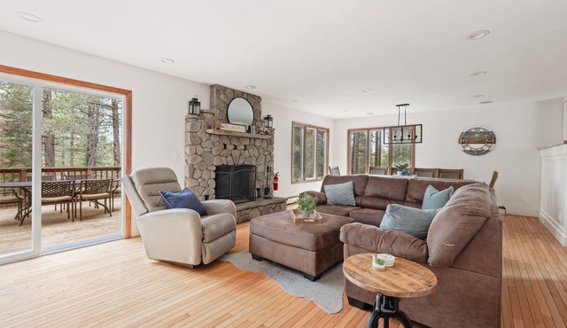 Sauna, Climbing Wall, EV Charger, Arcade, Pool Table, Spa – The Monarch