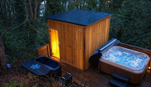 Sauna Hot Tub Fire Pit 7 min Downtown | Sleeps 10