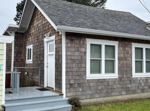 Seaside cottage with deck washer&dryer full kitchen & great location