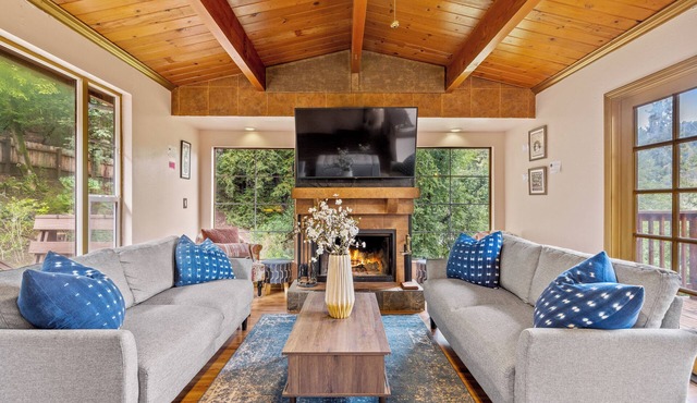 Serene 2-bedroom cabin with Hot Tub, Deck, &BBQ