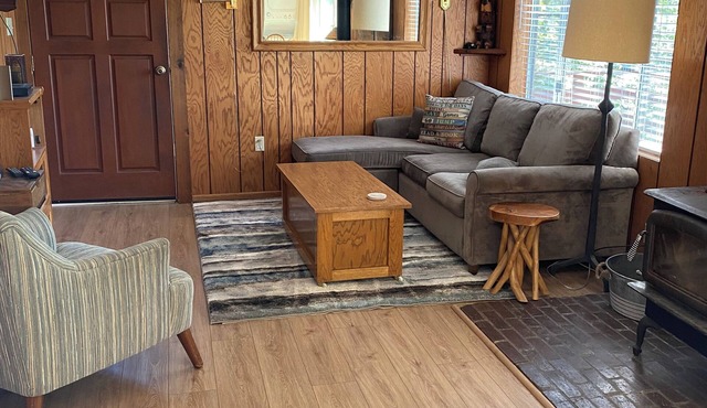 Serene 2-bedroom cabin in Wishon perfect for a getaway