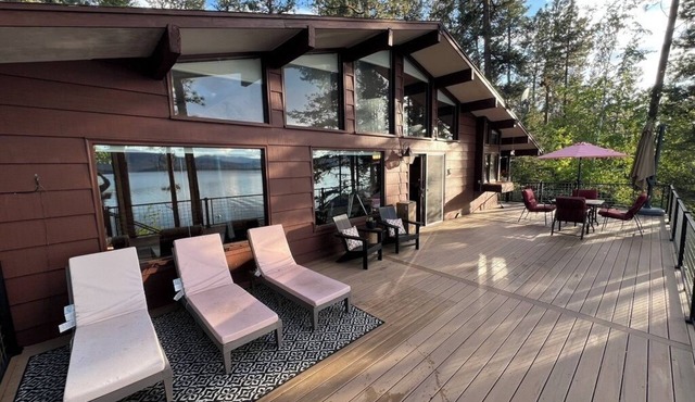 Serene 5-bedroom cabin in Big Arm perfect for your getaway