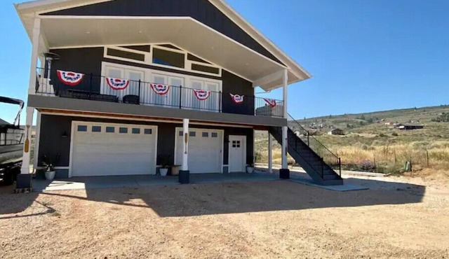 Serene Mountain Getaway + private hot tub! Outdoor adventure or solitude awaits.