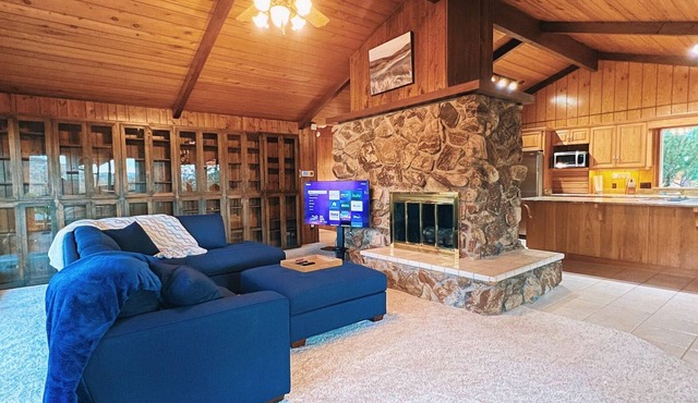 Serene Shasta Hilltop Escape w/private jacuzzi and sauna.