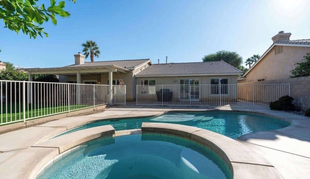 Serenity Oasis: Luxurious Indio Retreat W/Private