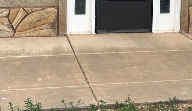 Set against a beautiful Southern Utah bluff close to Zion, hiking trails & lakes