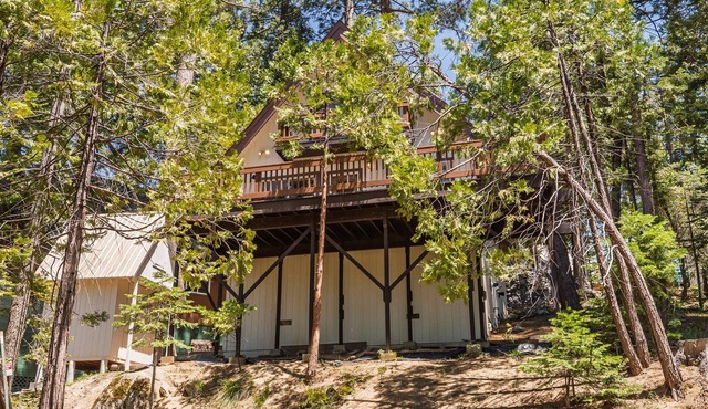 Shaver Lake Cabin with Deck and Mountain Views