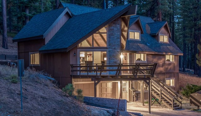 Sierra House Luxury Chalet: 7 Bedrooms, sleeps 14, Hot Tub, Pool Table and more!