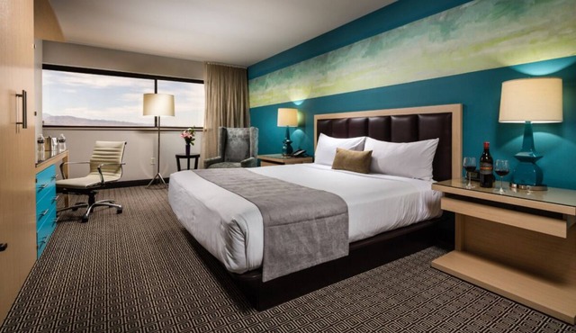 Sin City Getaway! 4 Contemporary Accommodations, City View, Pool, Free Parking!