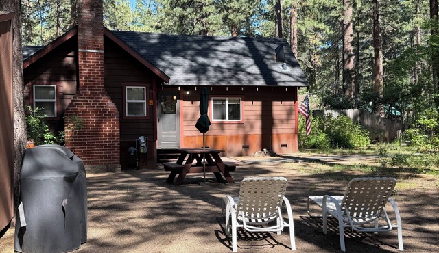 Single story cabin in historic neighborhood, walk to eateries & lake. Fast WiFi.