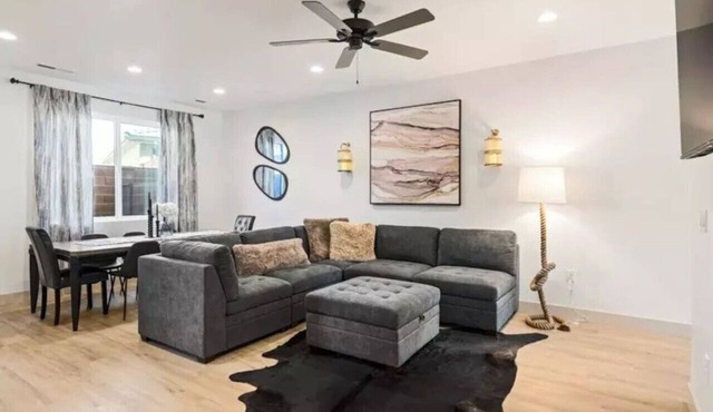 Sleeps 18! Pool! Pizza Oven! 2 Townhomes!