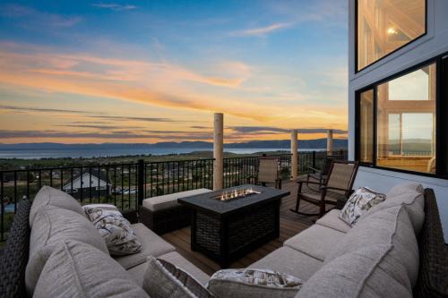 Sleeps 28, Hot Tub, Ideal Beach Access, 5000 sqft