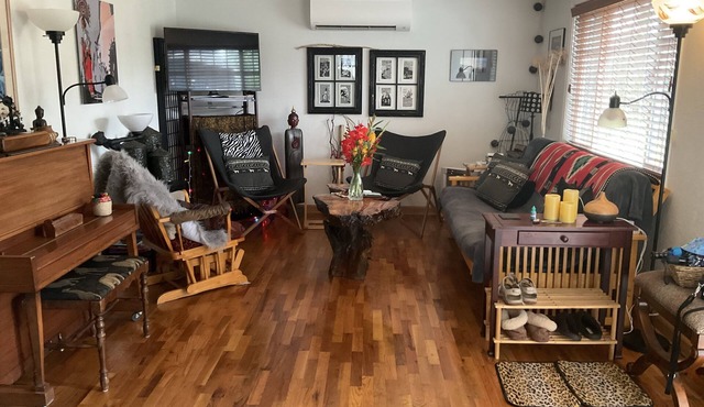 Small Town Feel. Sweet cozy home with lovely backyard. Min 29 day stay.