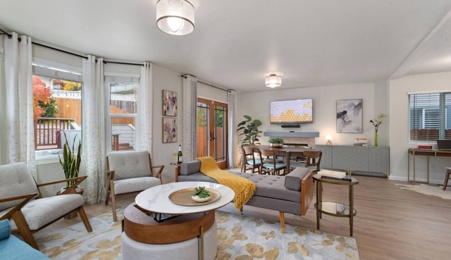 Smart Stays Tailored for Work, Play, or Pause: Designer interior evoking comfort & cleanliness, river view, hot tub, fast wifi, full stock kitchen, AC, close to downtown, public transportation & the Ferry - the perfect serene retreat. Discover more!