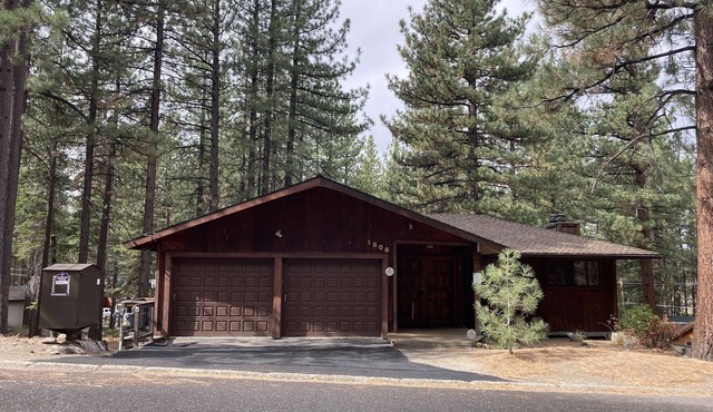 Snowbird-friendly house near skiing with hot tub & wood-burning fireplace