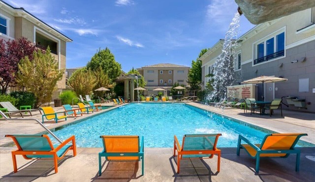 South Reno 2BR · Mountain Views, Pool & Sauna