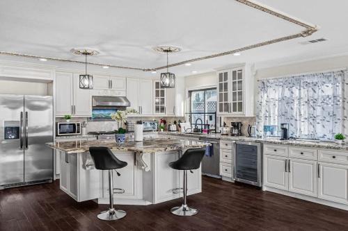 Spaciour 4Br 4Bth Stunning house with Free Parking