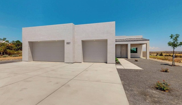 Spacious 3 Bed/2 Bath with open floor plan. Garage included. Small Dogs OK