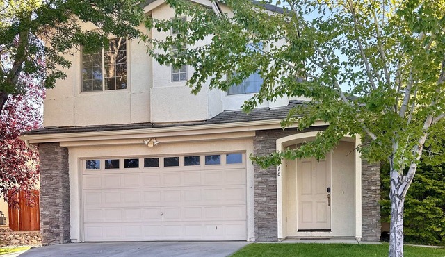 Spacious 3bd 2.5 bath home close to Reno and Tahoe situated in Carson City NV