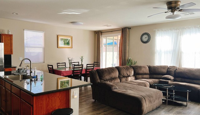 Spacious 5-bedroom house 15 minutes to Las Vegas strip