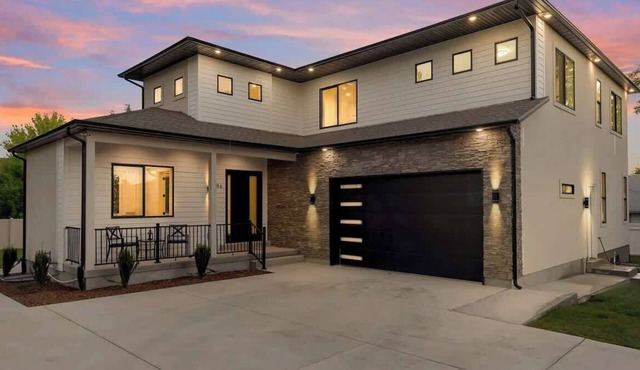 Spacious 5-Bedroom Home in Murray w/Garden Views