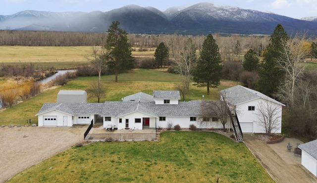 Spacious 7 Bed 6 Bath house in Stevensville Montana - perfect for families.