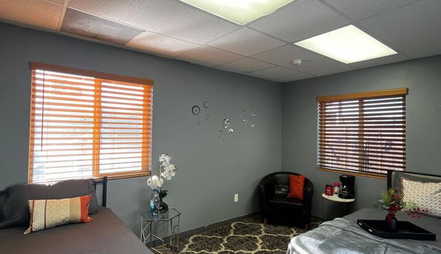 Spacious 7-bedroom resort in charming Mayer with AC