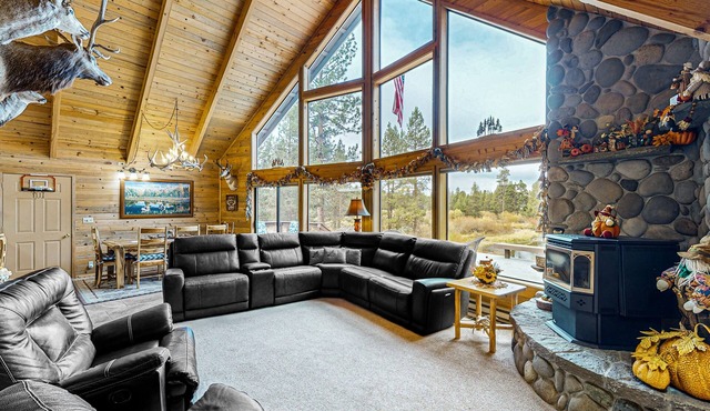 Spacious cabin with bunk house, game room, river view, patio, and fire pit