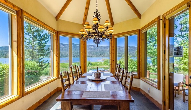 Spacious family home, significant neighborhood, pool table, hot tub, great views