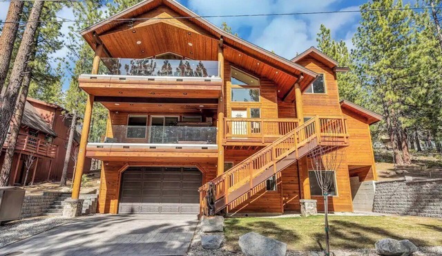 Spacious Luxury Home Close to Skiing and Lake