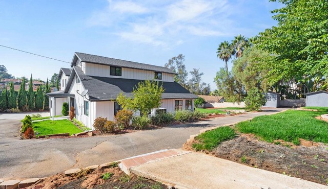 Spacious Modern Farmhouse Retreat with Two Kitchens and Pool - Ideal for Large Groups and Families