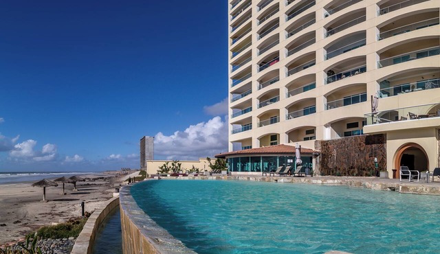 Spacious Oceanfront Condo @ Las Olas, Pools & Gym