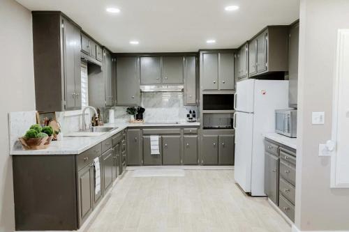 Spacious Retreat with Paradise Backyard | Private Group Getaway near Local Dining in Patterson, CA