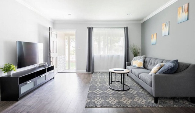 Spacious Sleek New Home in Azusa w/2 King Beds, 2 Luxurious Baths, Full Kitchen, and Gated Parking Spot.