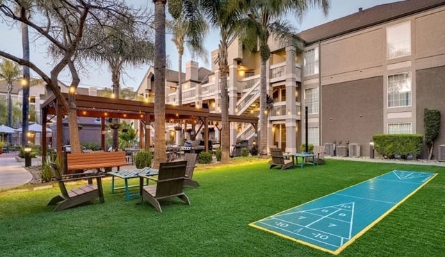 Spacious Two-Bedroom Suite with Free Breakfast and Outdoor Pool Access!