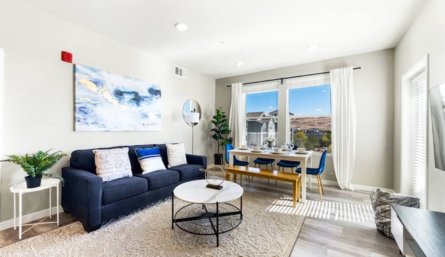 Sparks Marina 2BR · Mountain Views, Pool & Gym