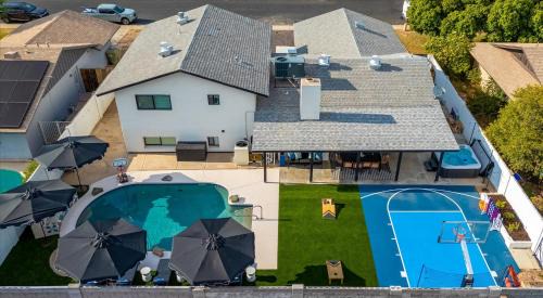 Sportscourt Hot Tub & Pool Game Room Cornhole BBQ