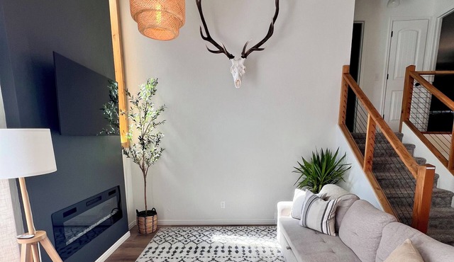 Spotless Gem! Game room, deck & fire-pit. Minutes to downtown Sleeps 9