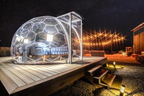 Stargazing Retreat with Hot Tub Deck Hammocks BBQ