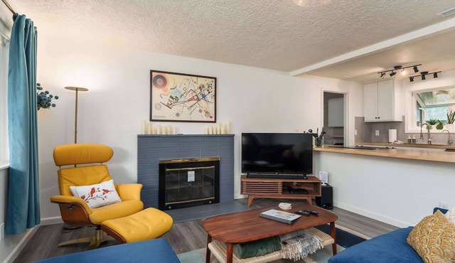 #StayinMyDistrict Quiet 2BR Office Pet Friendly