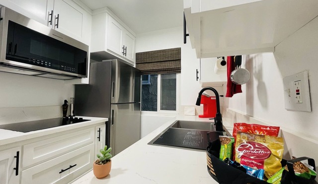 Steps to Restaurants & Shops+King Bed+Secure Parking+Patio