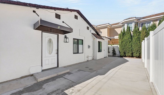 Steps to Santa Anita & USC Hospital Private Home