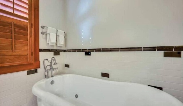 Steps to Tasting Rooms! Romantic Wine Country Escape w/Jetted Tub and Fireplace