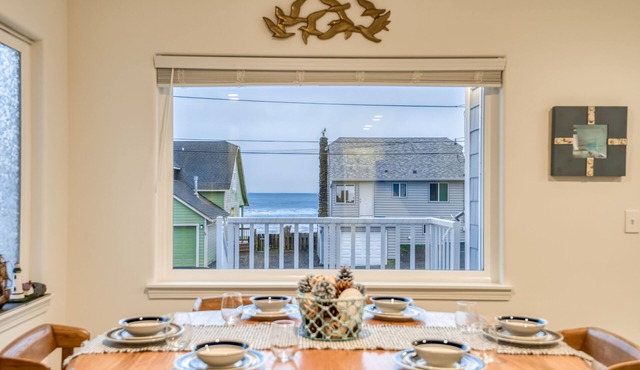 Steps to the beach, ocean view, deck, BBQ, pet friendly with a fenced in yard