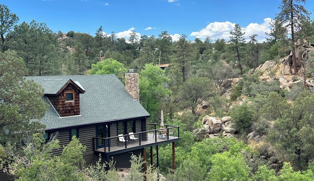 Storybook 3-bedroom cabin in the beautiful Prescott Pines! Near whiskey row!