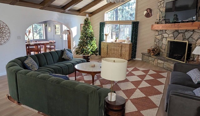Strawberry Retreat: A beautiful family-friendly home for 10-12 with EV charger