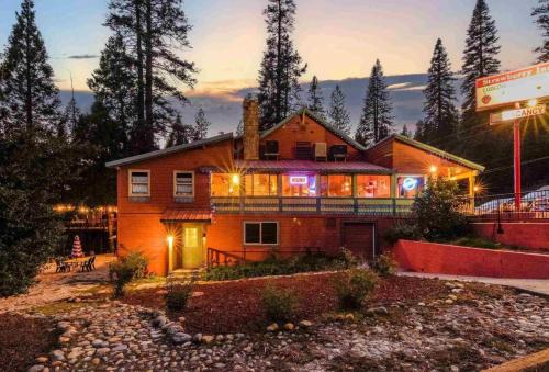 StrawberryInn River Front Resort