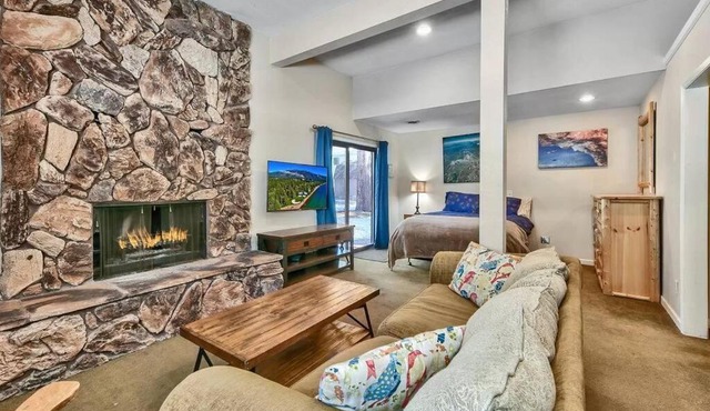 Studio Unit 1 block from the lake